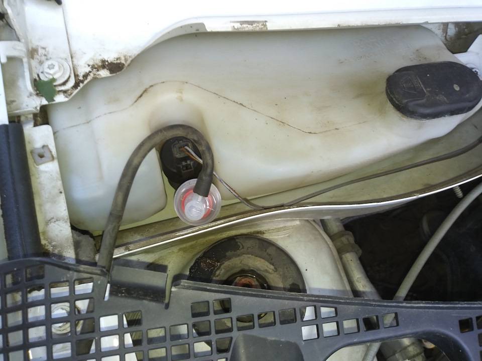 Замена насоса омывателя лобового стекла Рено Логан