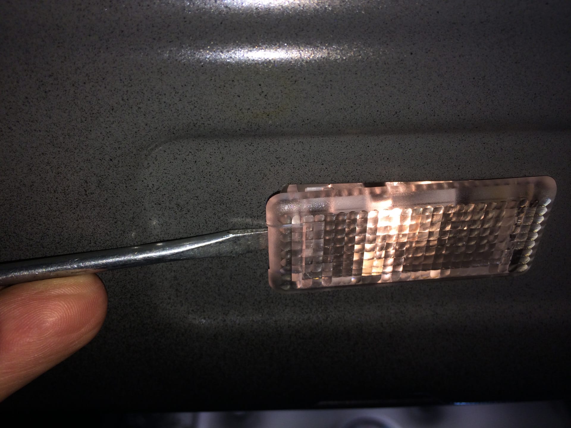 Фольксваген Поло замена лампы багажника