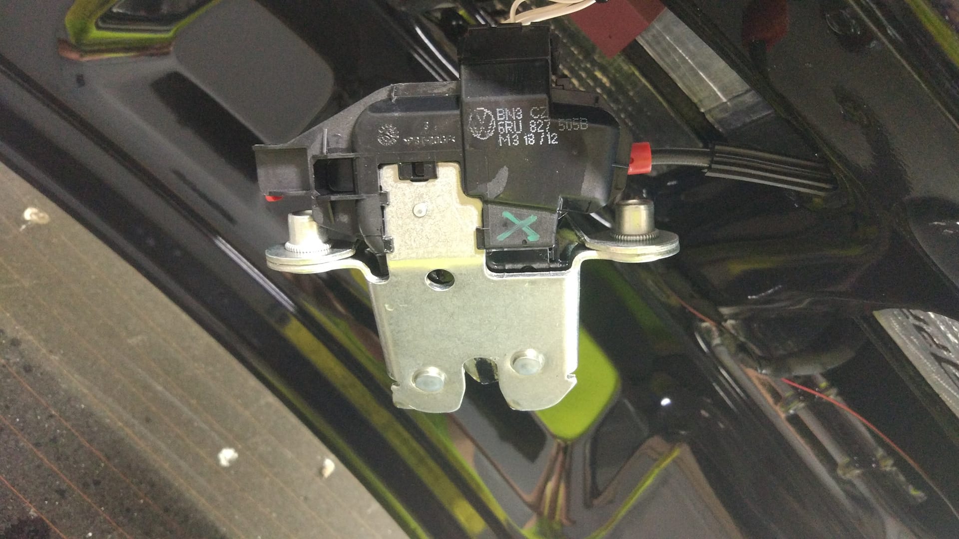 Фольксваген Поло замена замка багажника