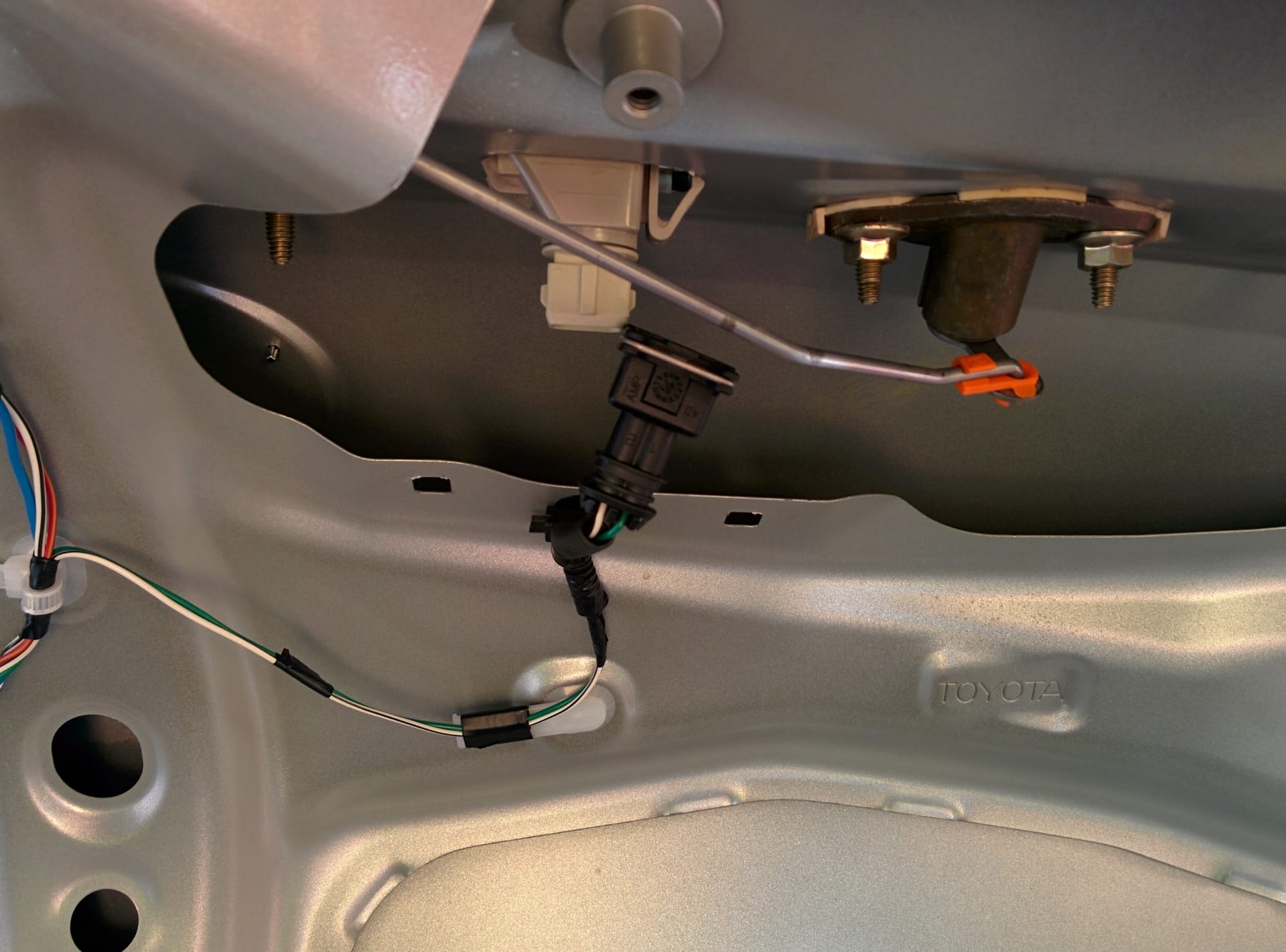 Не открывается багажник Тойота Авенсис Т250