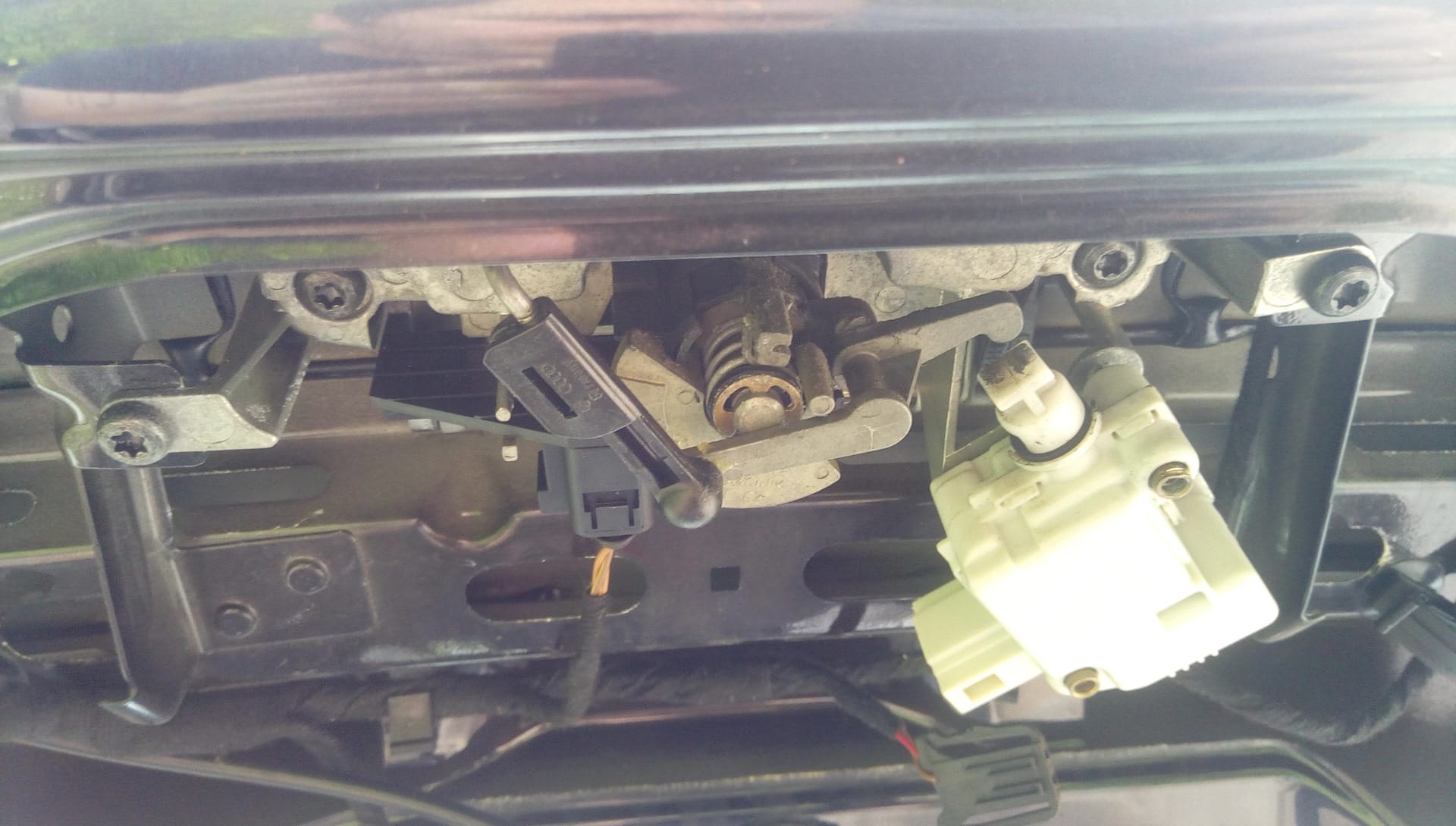 volkswagen polo не открывается багажник