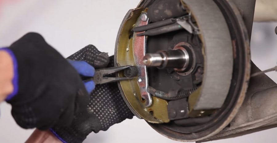 Тойота Корса замена задних тормозных колодок