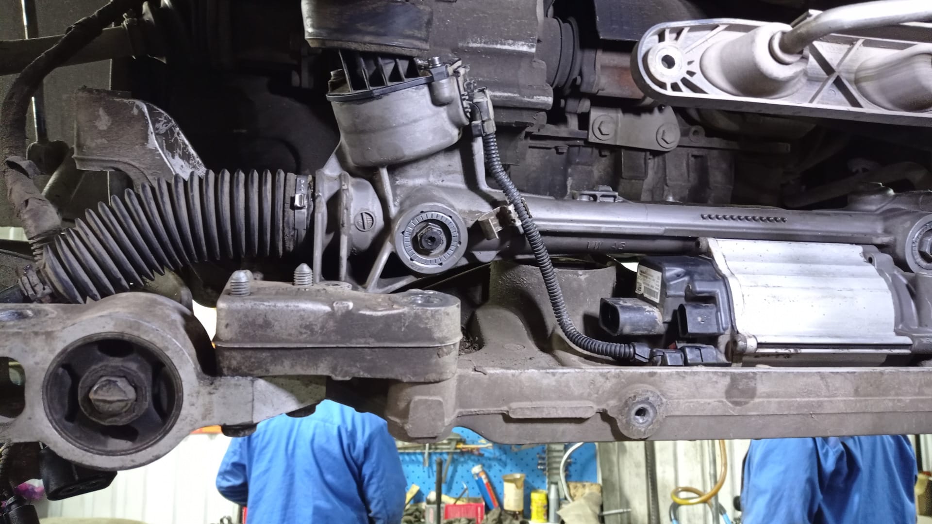 Как снять рулевую рейку на Фольксваген Кадди