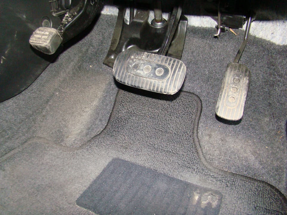 На Ниссан Жук педаль тормоза проваливается