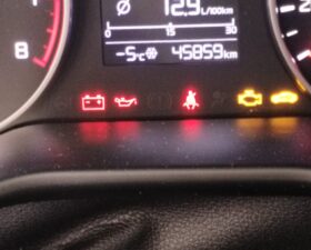 Машина не заводится, горят два значка