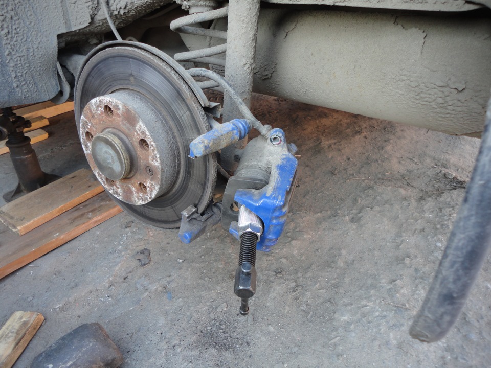 Замена задних тормозных колодок на Фольксваген Бора