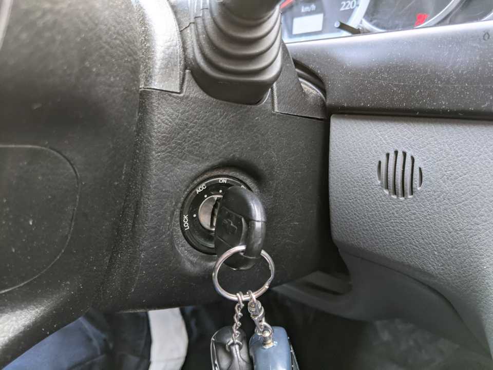 Что делать если ключ не поворачивается в замке зажигания в машине