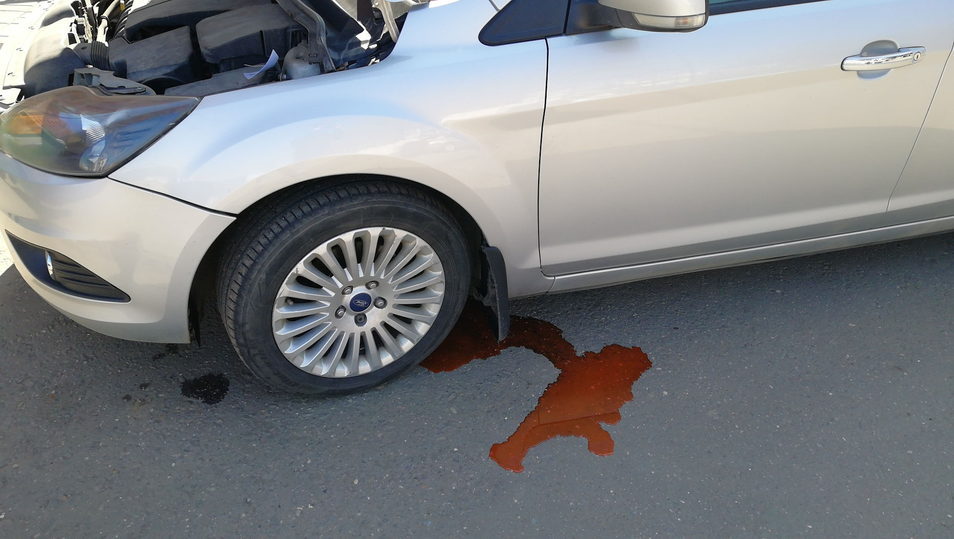 Лужа под автомобилем