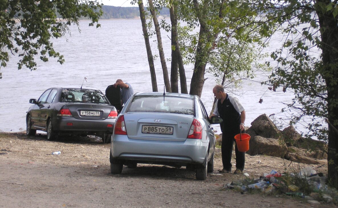 На каком расстоянии можно ставить машину от водоема