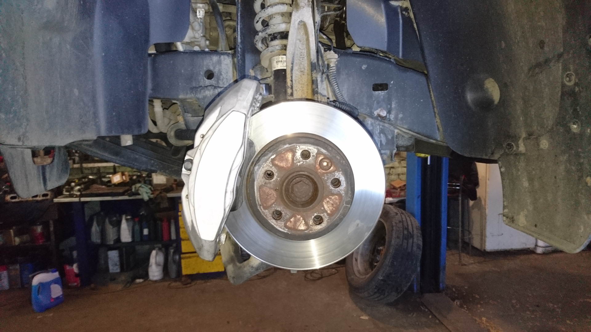 Замена передних тормозных колодок Фольксваген Амарок